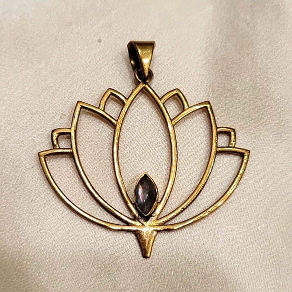 Lotus Pendant w Amethyst stone